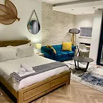 On Park Century City Cozy Apartment